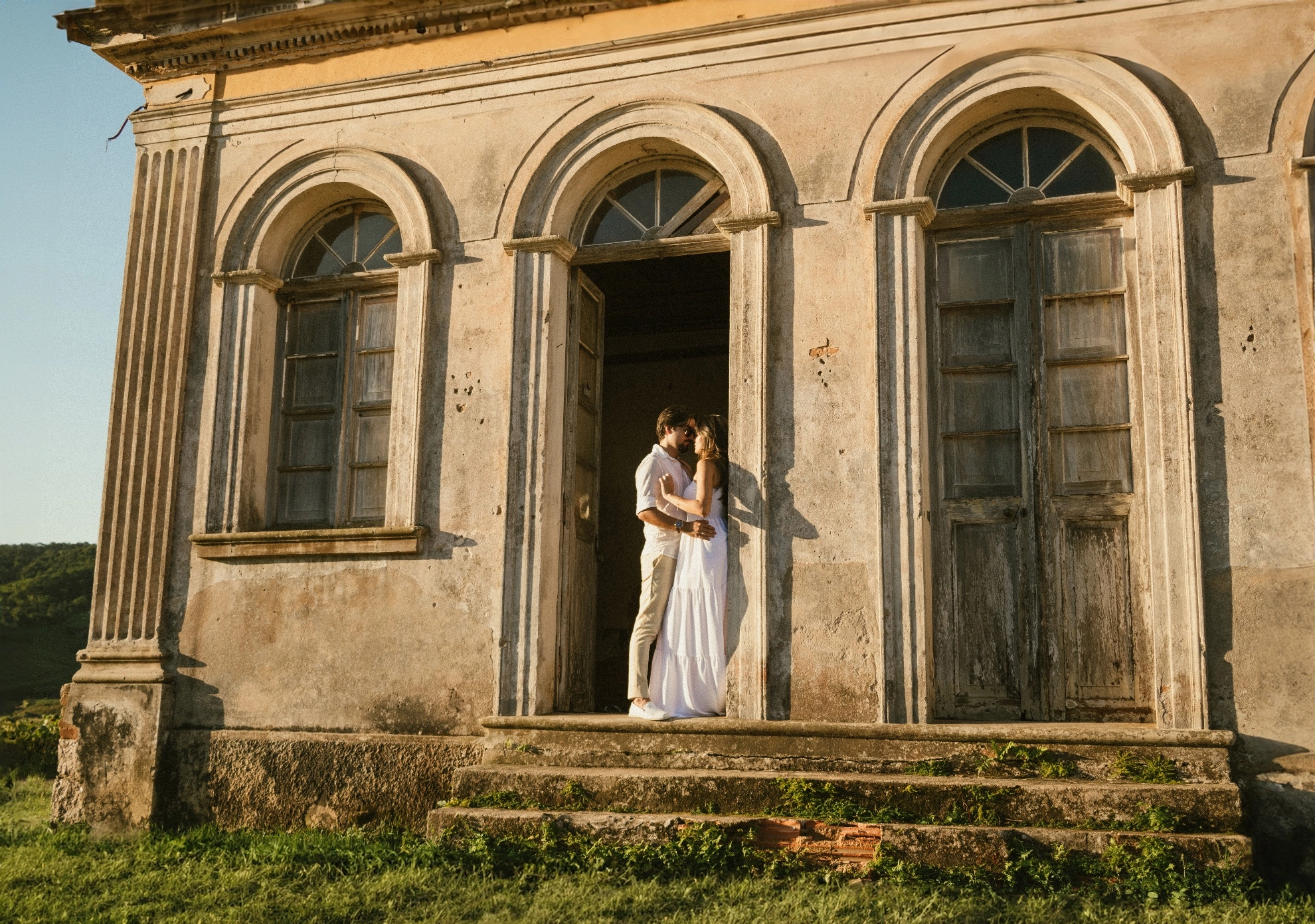 Casal diante de uma construção histórica