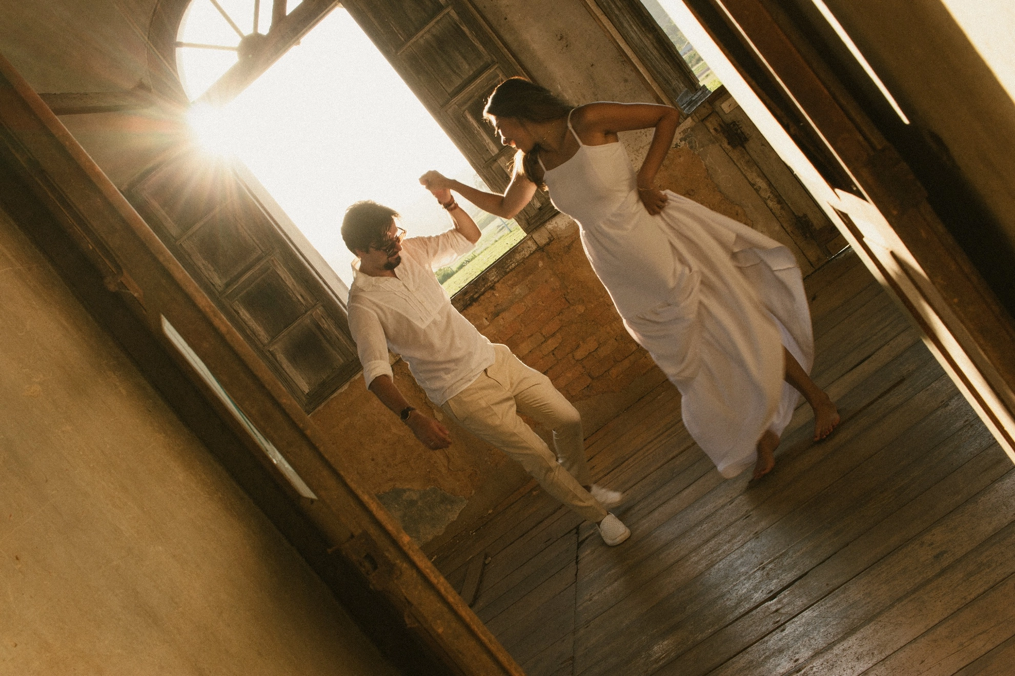 Max e Tamires em um momento de dança à luz do fim de tarde