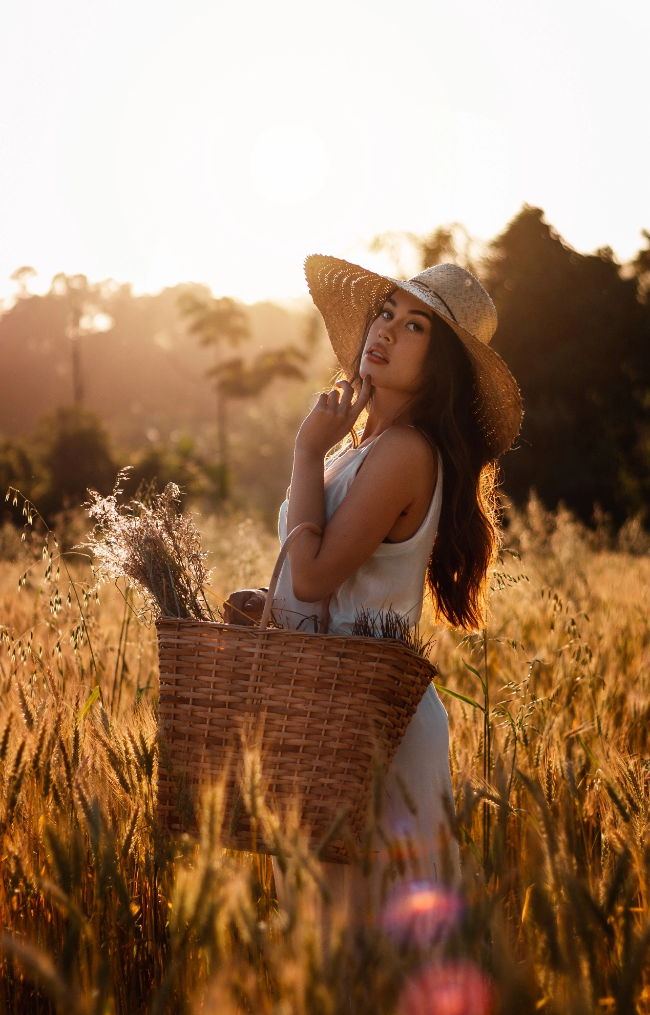 Retrato de mulher com chapéu em uma plantação