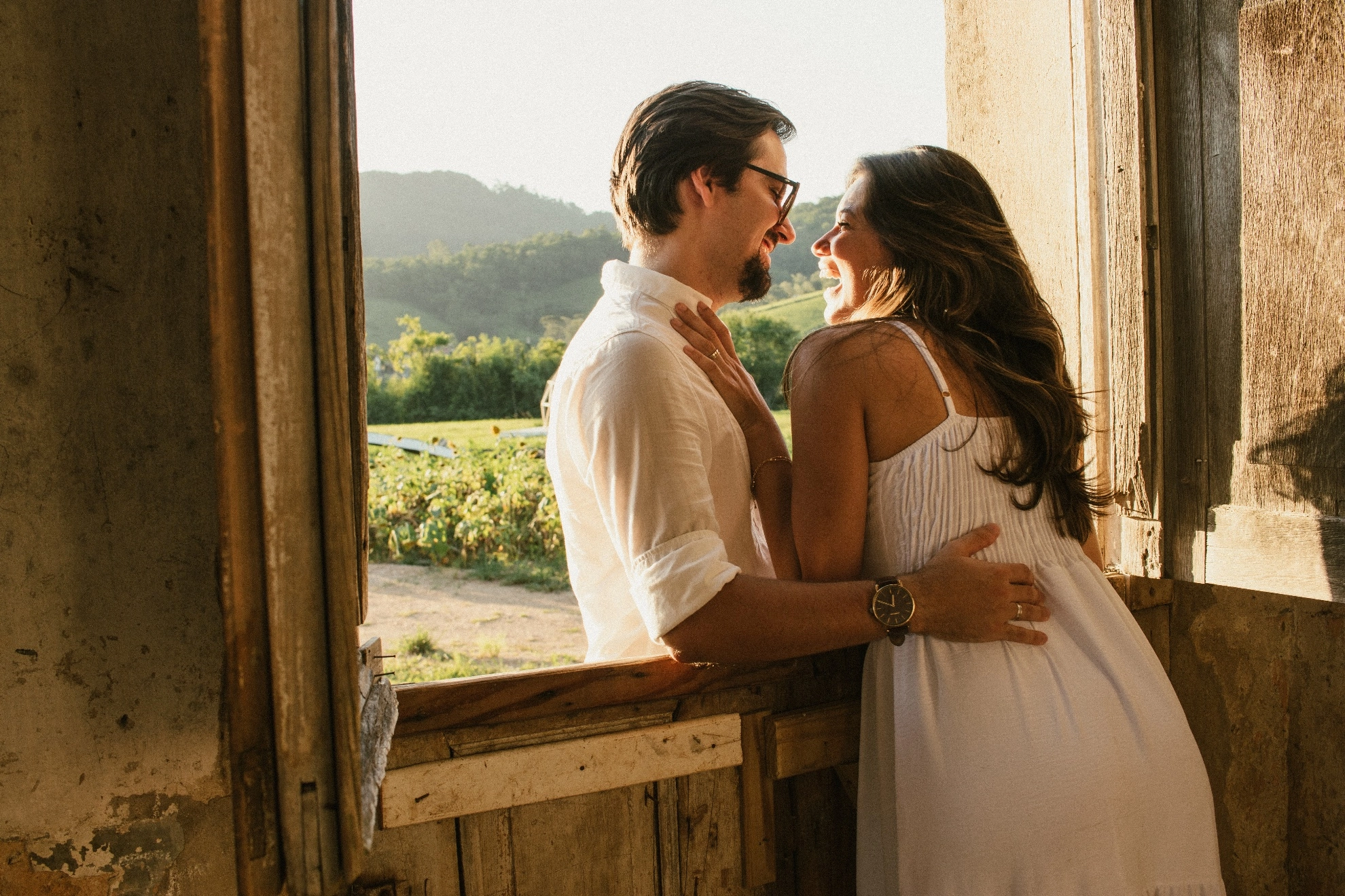 Casal em um celeiro, em meio à luz natural