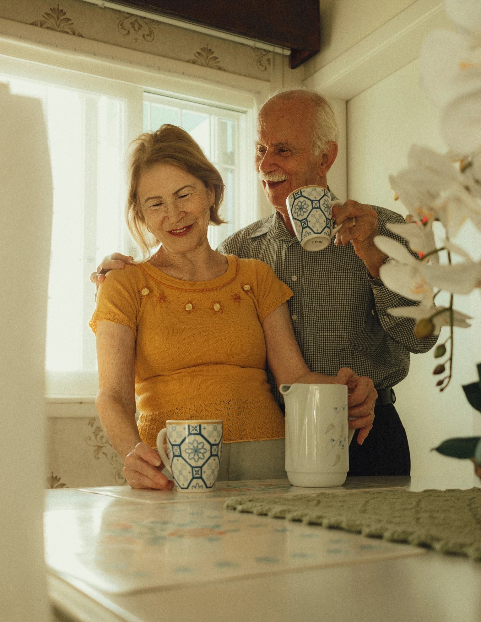 Casal em um momento afetuoso na cozinha de casa