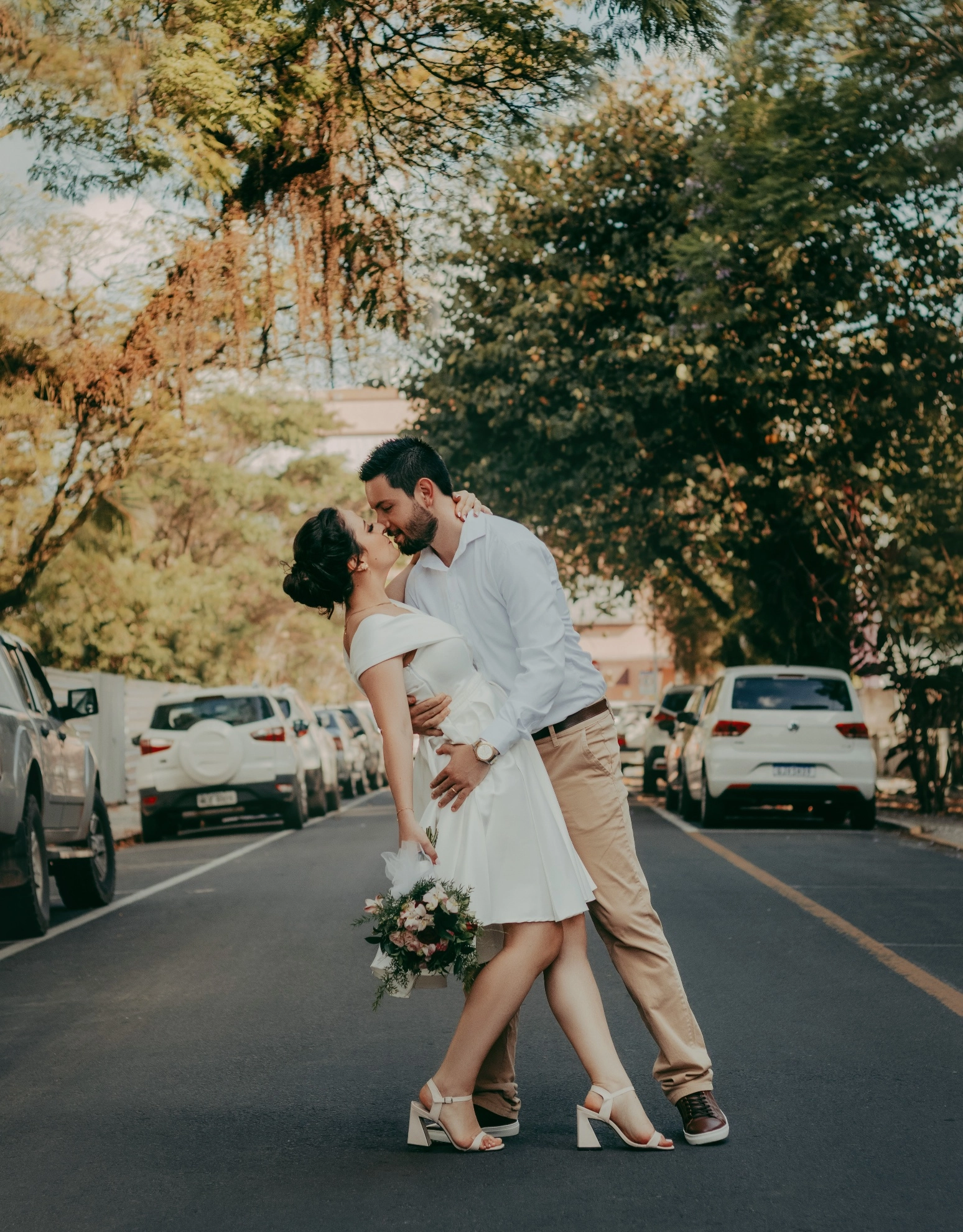 Casal em um momento de celebração no dia do casamento