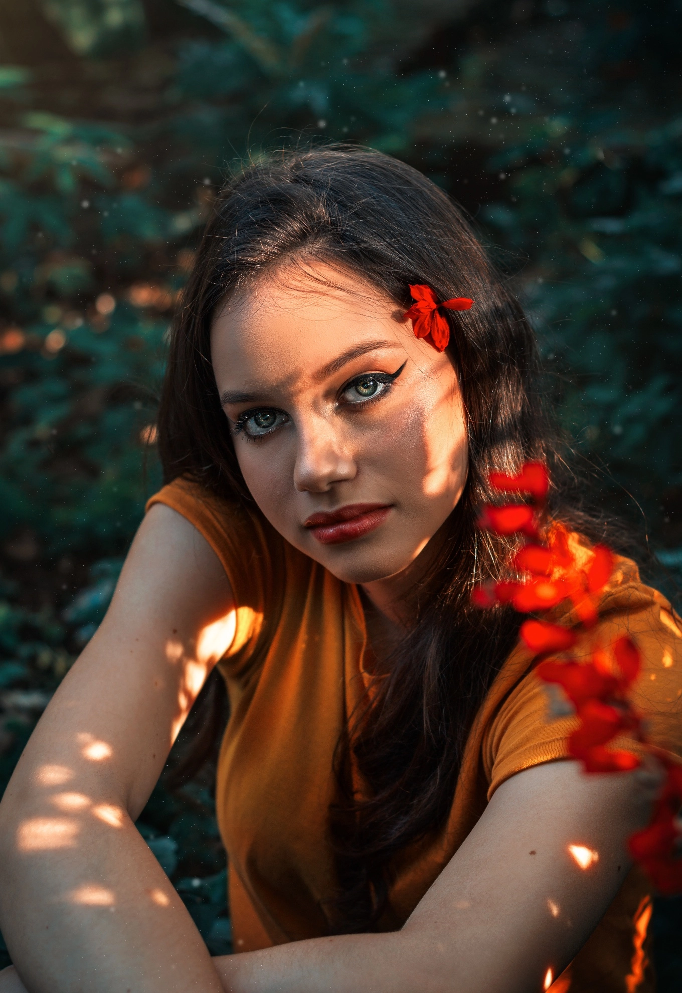 Retrato de Sara Sorato com uma flor vermelha